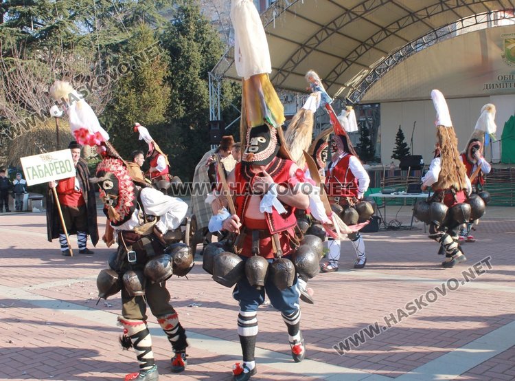 Фестивал: Кукери от село Габарево гониха злите си в Димитровград