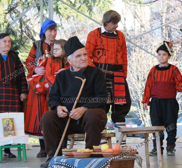 Фестивал: Кукери от село Габарево гониха злите си в Димитровград