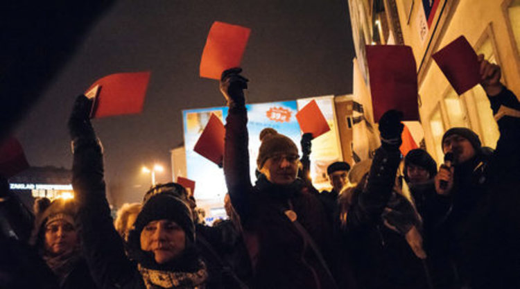 Гореща нощ във Варшава! Хиляди блокираха парламента  