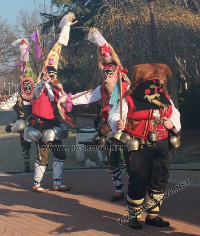Фестивал: Кукери от село Габарево гониха злите си в Димитровград
