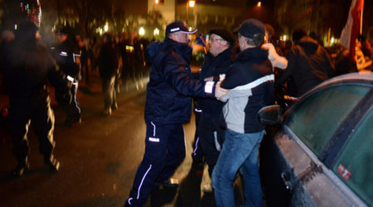 Полицията разблокира със сила полския парламент, кризата продължава