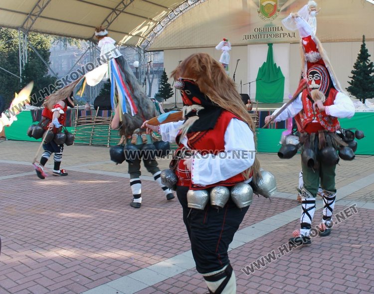 Фестивал: Кукери от село Габарево гониха злите си в Димитровград