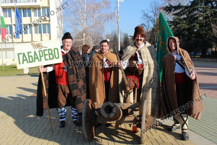 Фестивал: Кукери от село Габарево гониха злите си в Димитровград