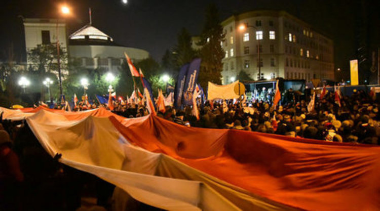 Гореща нощ във Варшава! Хиляди блокираха парламента  