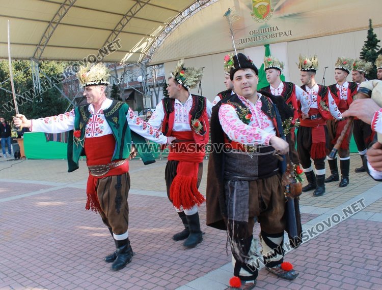 Фестивал: Кукери от село Габарево гониха злите си в Димитровград