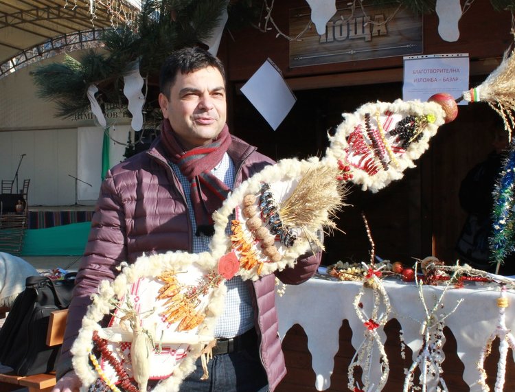 Благотворителният базар на сурвачки в Димитровград - за болно дете 