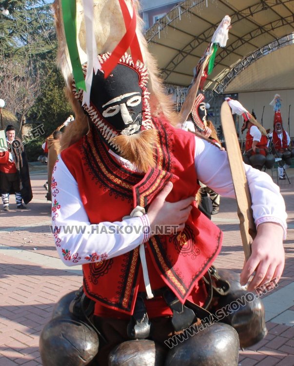 Фестивал: Кукери от село Габарево гониха злите си в Димитровград
