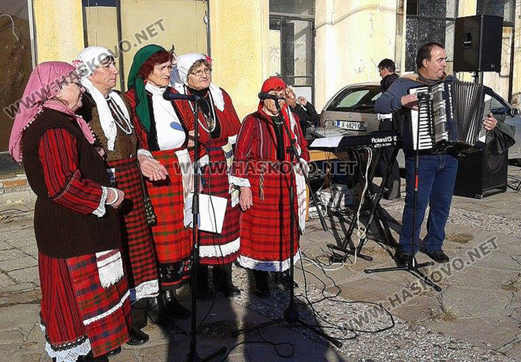Боляровски фъртуни и червено вино веселиха десетки в квартала