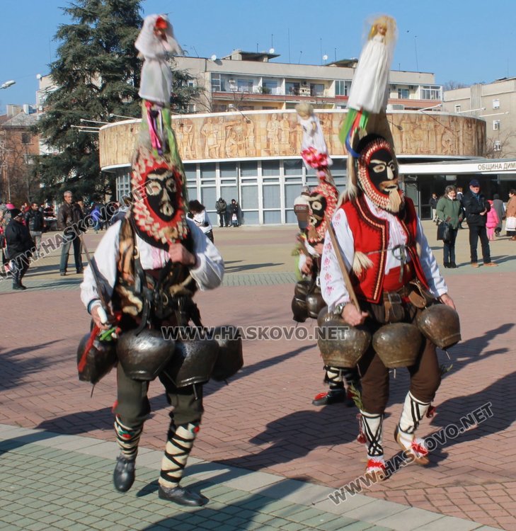 Фестивал: Кукери от село Габарево гониха злите си в Димитровград