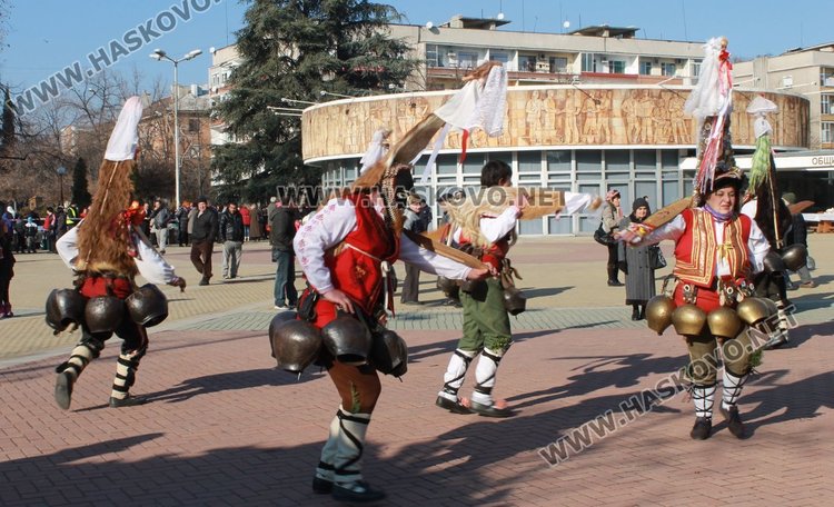 Фестивал: Кукери от село Габарево гониха злите си в Димитровград
