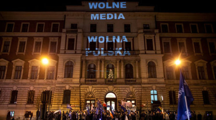 Гореща нощ във Варшава! Хиляди блокираха парламента  