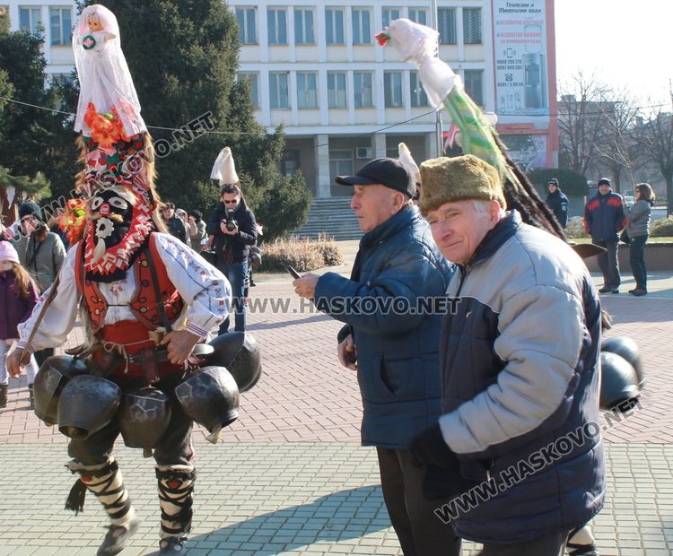 Фестивал: Кукери от село Габарево гониха злите си в Димитровград