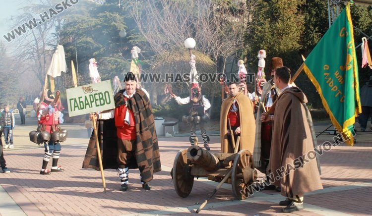 Фестивал: Кукери от село Габарево гониха злите си в Димитровград