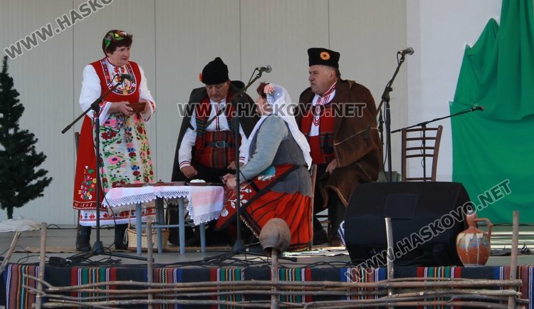 Групи от Община Димитровград представиха обичая Бъдни вечер и Коледуване