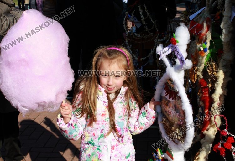 Много димитровградчани купиха сурвачки за децата си от благотворителния базар днес