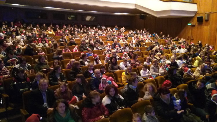 Караянчева дари на кърджалийските деца премиерно преставление