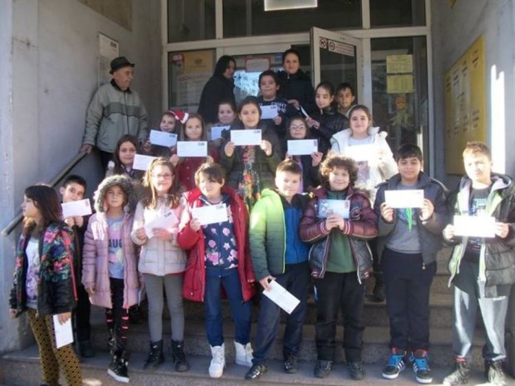 Деца изпращат над 700 кг храни и близо 600 лева на отец Иван