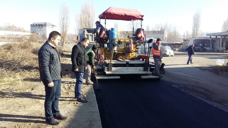 Нов асфалт по главната улица на Източната индустриална зона в Кърджали