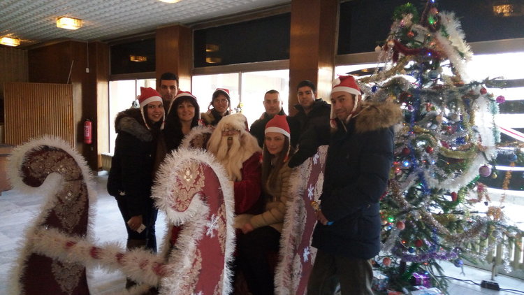 Караянчева дари на кърджалийските деца премиерно преставление