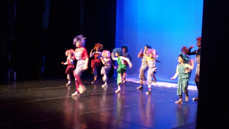 Караянчева дари на кърджалийските деца премиерно преставление