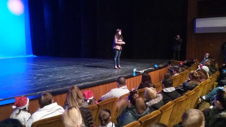 Караянчева дари на кърджалийските деца премиерно преставление