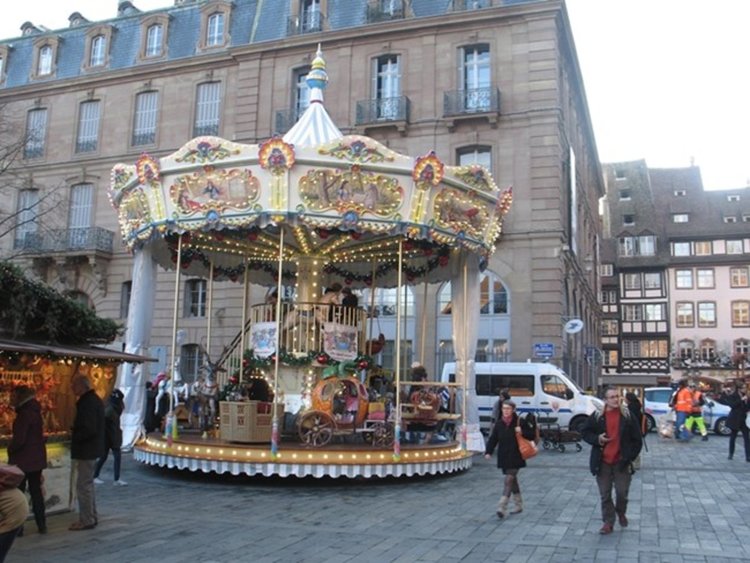 Войници охраняват коледните базари в Страсбург  