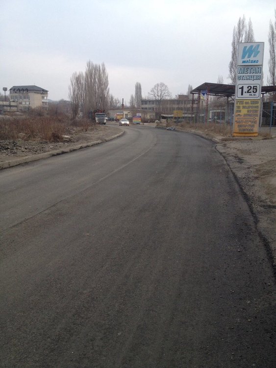 Нов асфалт по главната улица на Източната индустриална зона в Кърджали