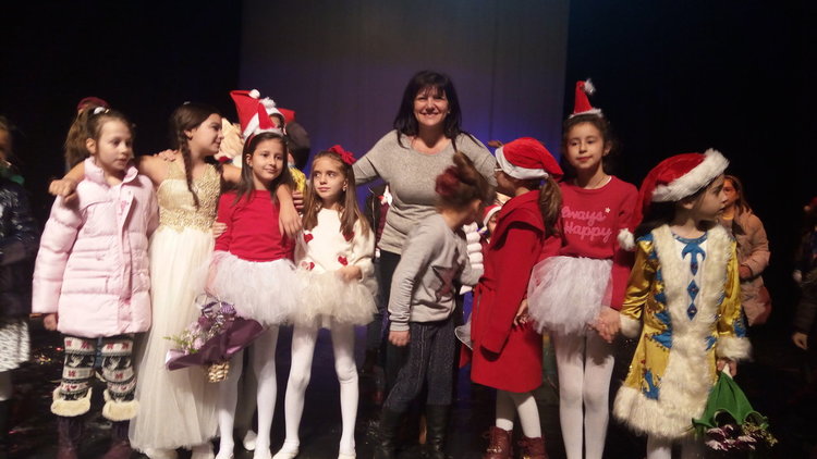 Караянчева дари на кърджалийските деца премиерно преставление