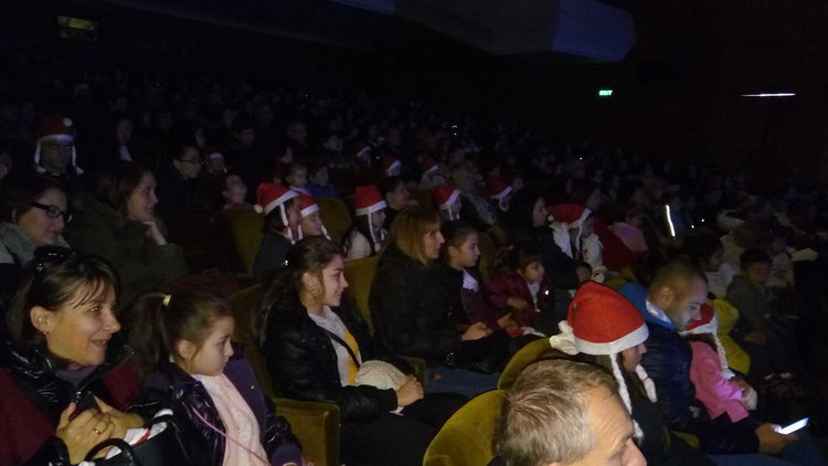 Караянчева дари на кърджалийските деца премиерно преставление