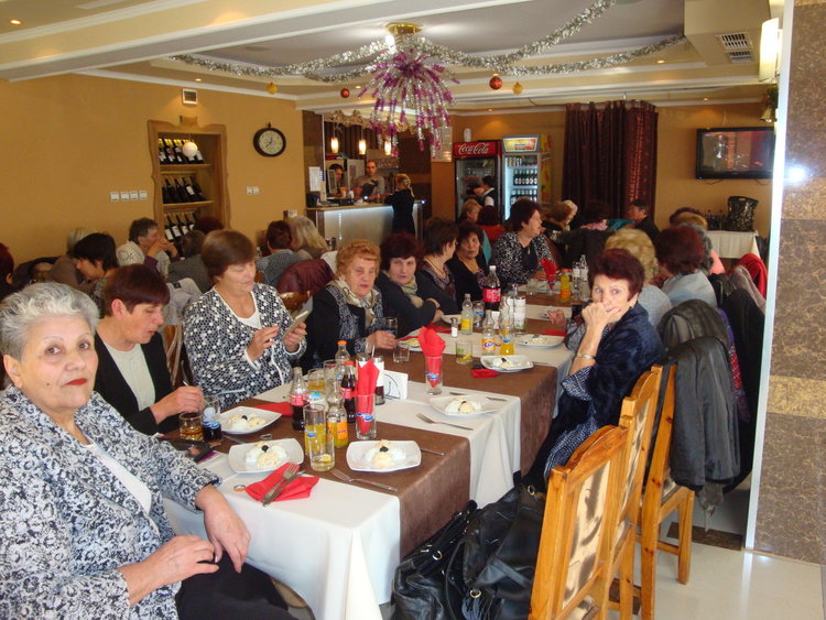 Пенсионери изпратиха старата и посрещнаха Новата година