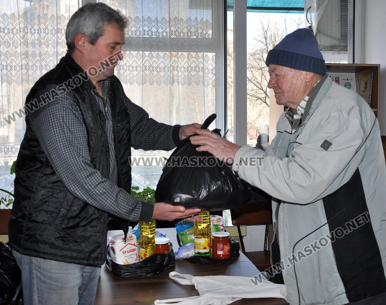 Клубът на инвалидите в Хасково раздава 400 коледни пакети