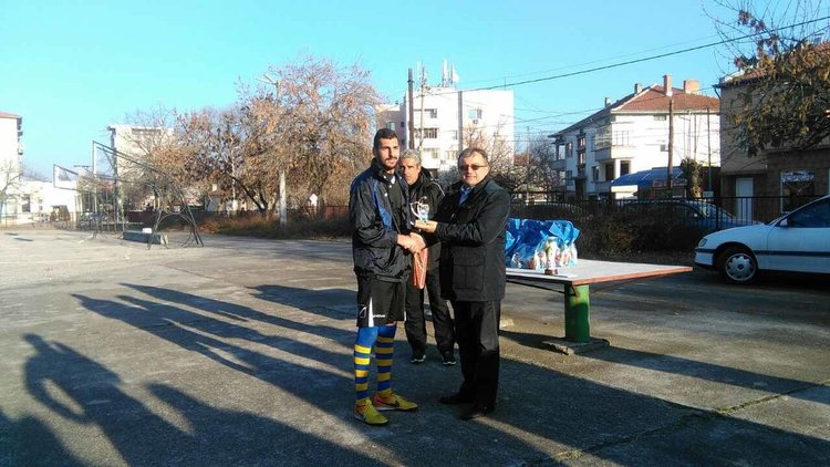 Любеновци вдигнаха купата на Коледния турнир