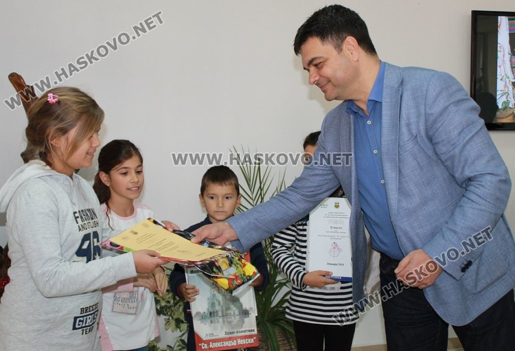 Връчиха голямата награда в конкурса за сурвачки в Димитровград