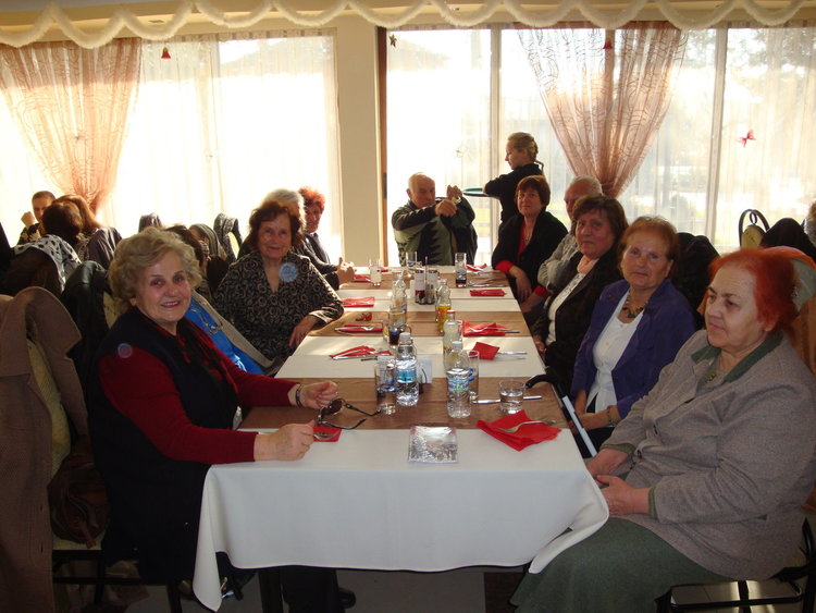 Пенсионери изпратиха старата и посрещнаха Новата година