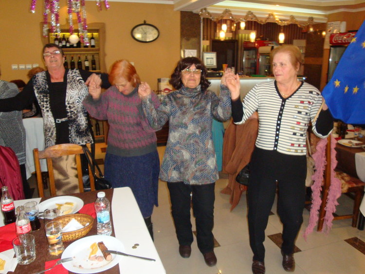 Пенсионери изпратиха старата и посрещнаха Новата година