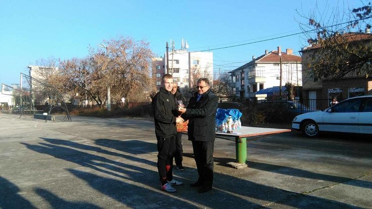 Любеновци вдигнаха купата на Коледния турнир