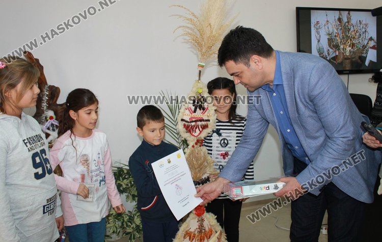 Връчиха голямата награда в конкурса за сурвачки в Димитровград