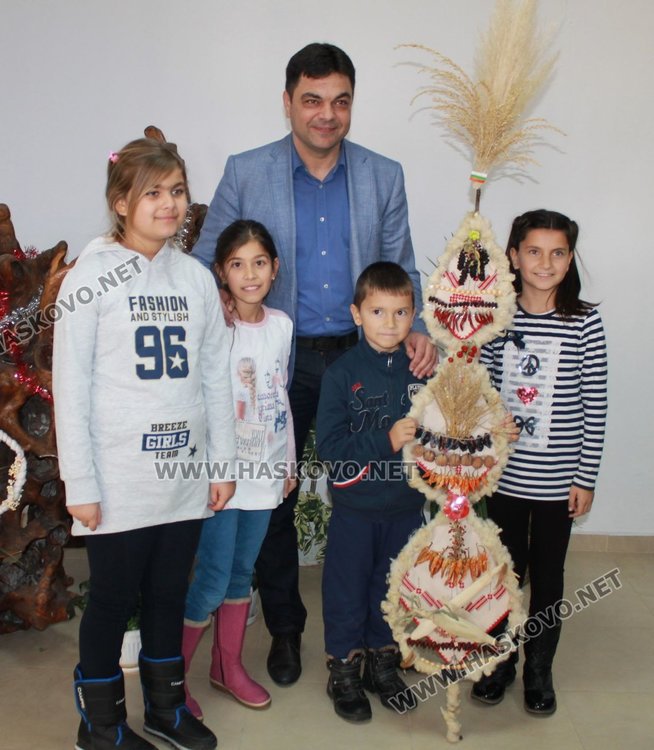 Голямата награда на кмета Иво Димов от конкурса за най-красива и оригинална сурвачки бе връчена днес в Историческия музей