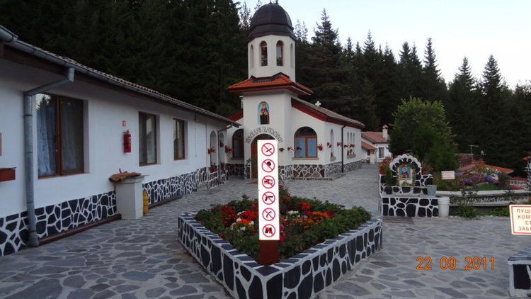 Неизправен комин предизвика пожар в манастирски комплекс "Свети Пантелеймон"