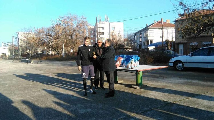 Любеновци вдигнаха купата на Коледния турнир