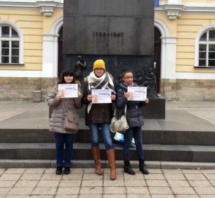 Боряна Митева (вдясно)