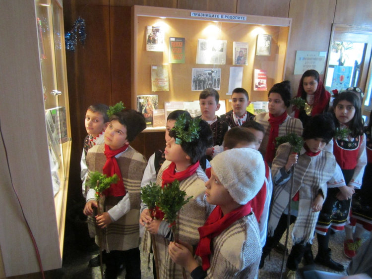 Изложба посветена на предстоящите коледни и новогодишни празници се откри в Кърджали