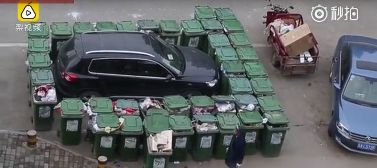Неправилно паркирана кола се оказа барикадирана с 40 кофи за боклук (видео)