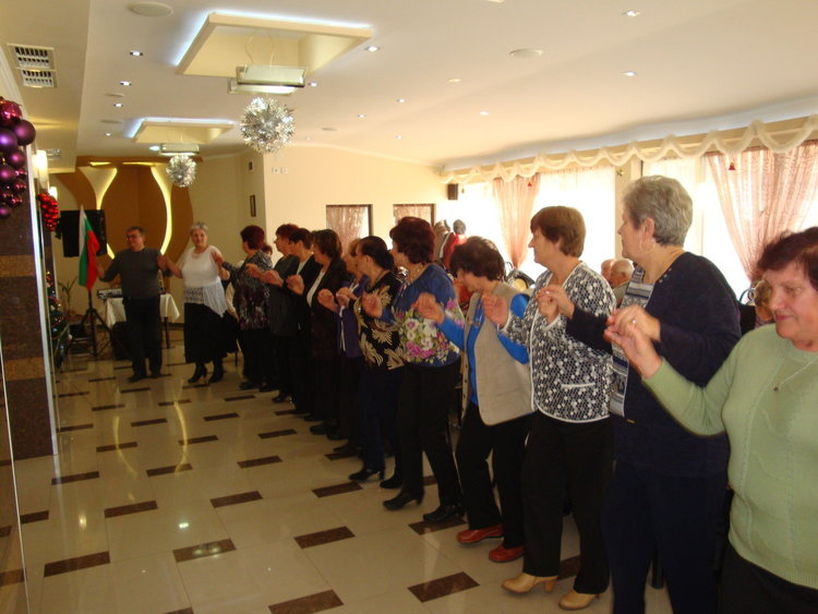 Пенсионери изпратиха старата и посрещнаха Новата година