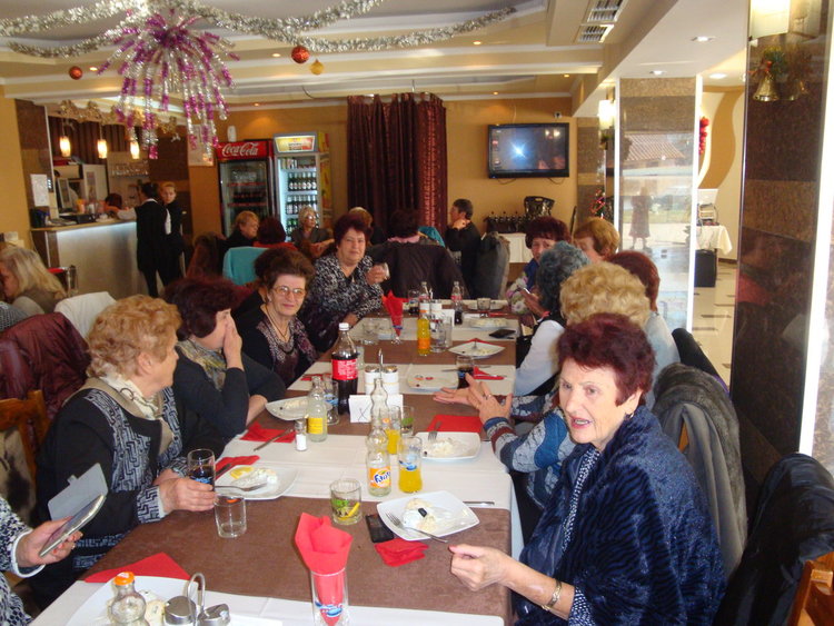 Пенсионери изпратиха старата и посрещнаха Новата година