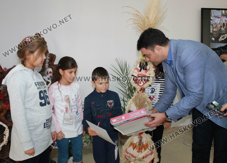 Връчиха голямата награда в конкурса за сурвачки в Димитровград