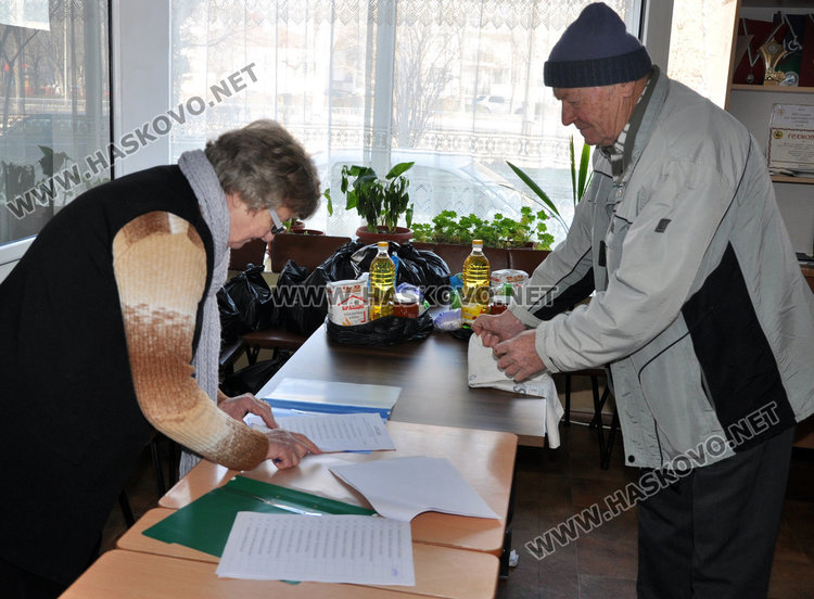 Клубът на инвалидите в Хасково раздава 400 коледни пакети