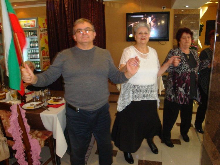 Пенсионери изпратиха старата и посрещнаха Новата година