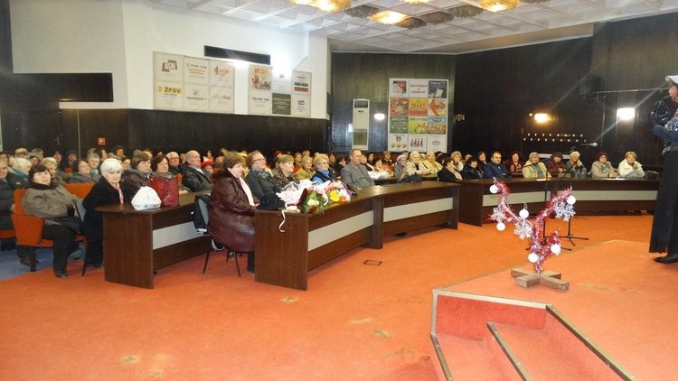 С песни и стихове пенсионери се върнаха в младостта