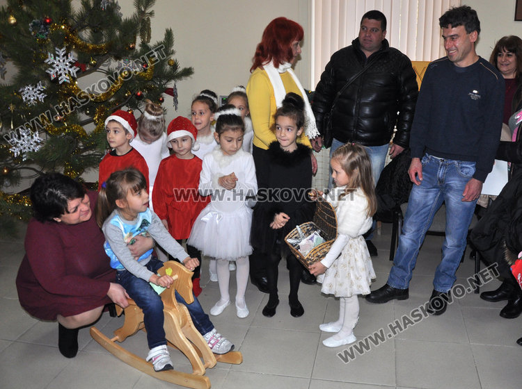 200 сърца затуптяха в едно за 7-годишната Ели на Коледния базар при областния управител